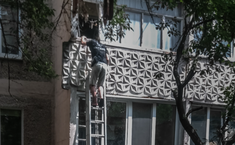 Новини Вінниці / Спайдермен по-вінницьки: рятувальники діставали чоловіка з другого поверху багатоповерхівки
