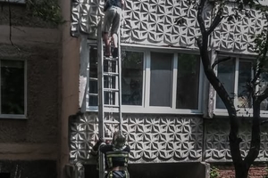 Новини Вінниці / Спайдермен по-вінницьки: рятувальники діставали чоловіка з другого поверху багатоповерхівки
