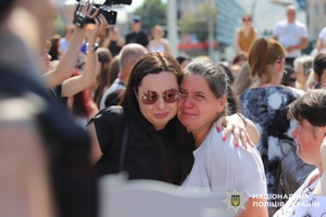 Новини Вінниці / У роковини ракетного удару у Вінниці вшанували жертв трагедії та поклали квіти до пам’ятного знаку