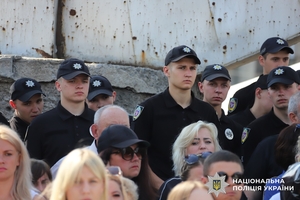 Новини Вінниці / У роковини ракетного удару у Вінниці вшанували жертв трагедії та поклали квіти до пам’ятного знаку