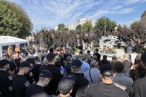 Новини Вінниці / У роковини ракетного удару у Вінниці вшанували жертв трагедії та поклали квіти до пам’ятного знаку