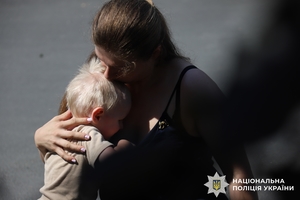 Новини Вінниці / У роковини ракетного удару у Вінниці вшанували жертв трагедії та поклали квіти до пам’ятного знаку