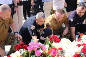 Новини Вінниці / У роковини ракетного удару у Вінниці вшанували жертв трагедії та поклали квіти до пам’ятного знаку