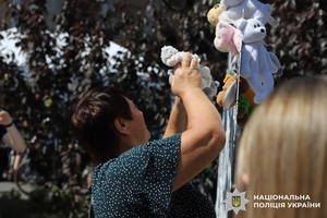 Новини Вінниці / У роковини ракетного удару у Вінниці вшанували жертв трагедії та поклали квіти до пам’ятного знаку