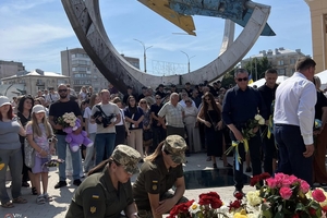 Новини Вінниці / У роковини ракетного удару у Вінниці вшанували жертв трагедії та поклали квіти до пам’ятного знаку