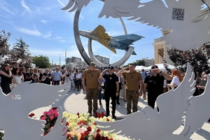 Новини Вінниці / У роковини ракетного удару у Вінниці вшанували жертв трагедії та поклали квіти до пам’ятного знаку