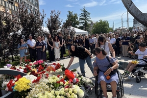Новини Вінниці / У роковини ракетного удару у Вінниці вшанували жертв трагедії та поклали квіти до пам’ятного знаку