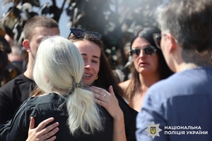 Новини Вінниці / У роковини ракетного удару у Вінниці вшанували жертв трагедії та поклали квіти до пам’ятного знаку