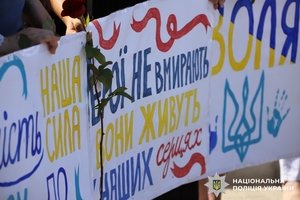 Новини Вінниці / У роковини ракетного удару у Вінниці вшанували жертв трагедії та поклали квіти до пам’ятного знаку