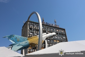 Новини Вінниці / У роковини ракетного удару у Вінниці вшанували жертв трагедії та поклали квіти до пам’ятного знаку
