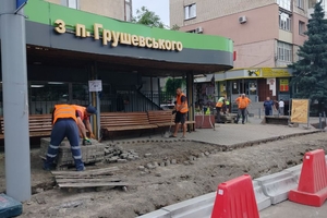 Новости Винницы и области / У Вінниці розпочали оновлювати зупинки на вулиці Грушевського та Зулінського в межах створення першого безбар'єрного маршруту / Інформаційний портал На Париже Новини Вінниці / У Вінниці розпочали оновлювати зупинки на вулиці Грушевського та Зулінського в межах створення першого безбар'єрного маршруту