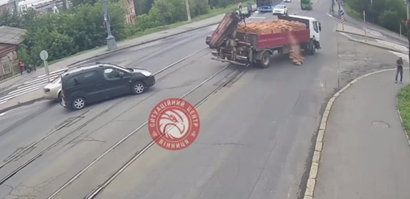 Новини Вінниці / У Вінниці з вантажівки під час руху падала цегла