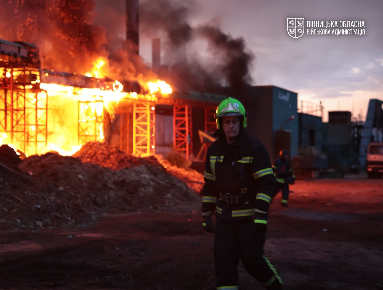 Новини Вінниці / Важка ніч для Вінниці: всі пожежі ліквідовано, триває розбір завалів (ФОТО)