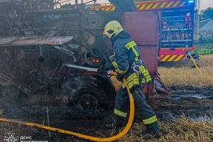 Новини Вінниці / 16 пожеж за добу: на Вінниччині горіли пожнивні залишки, стерня, комбайн та житловий будинок
