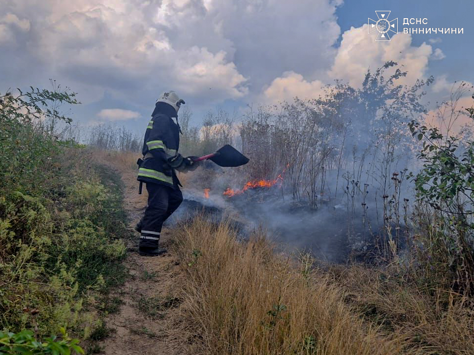 Новини Вінниці / 16 пожеж за добу: на Вінниччині горіли пожнивні залишки, стерня, комбайн та житловий будинок
