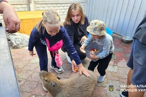 Новини Вінниці / Діти полеглих на війні поліцейських побували на екскурсії у Вінницькому контактному зоопарку ї