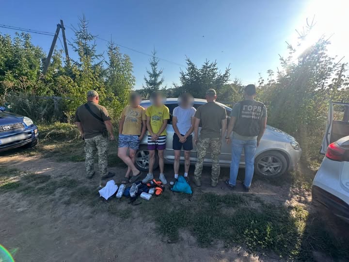 Новини Вінниці / Мобільний гардероб через Дністер: на Вінниччині прикордонники зупинили компанію «водних туристів»