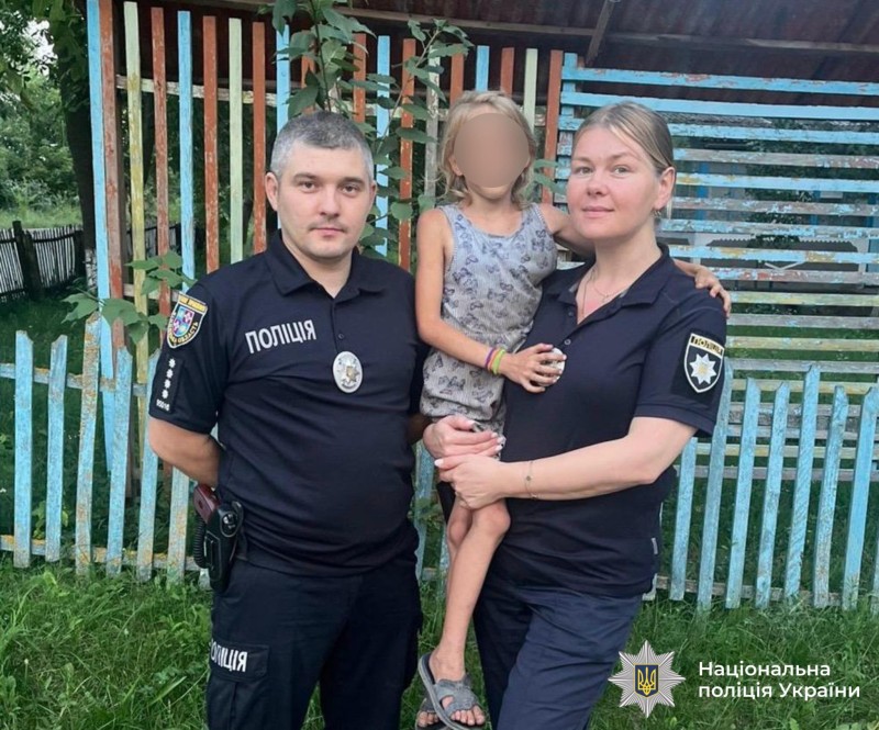 Новини Вінниці / На Вінниччині правоохоронці розшукали 7-річну дівчинку, яка заблукала в лісі  