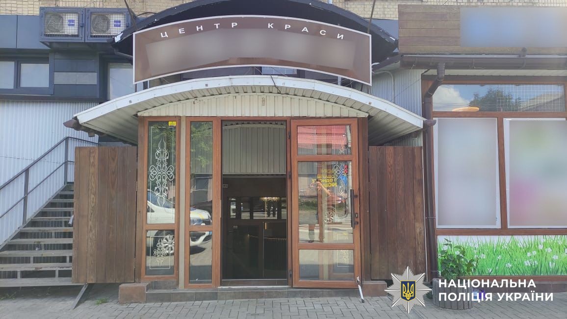 Новини Вінниці / На Вінниччині у салоні краси чоловік порізав ножем руку клієнта