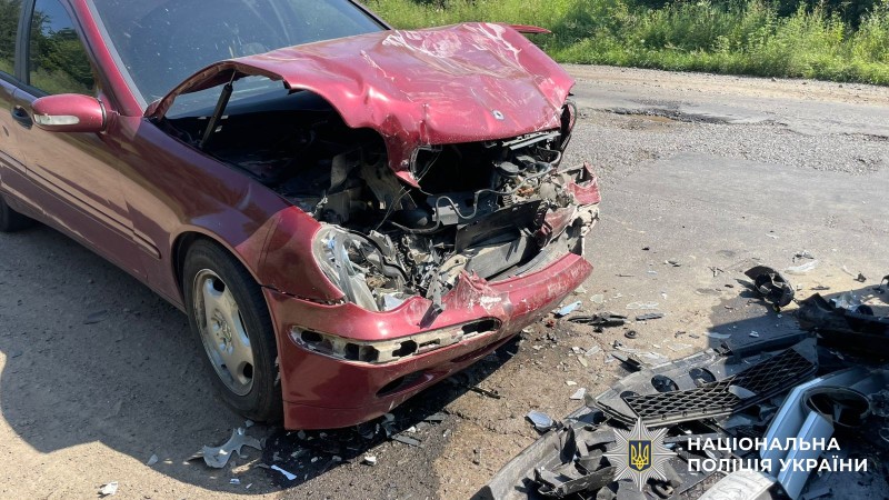 Новини Вінниці / На Вінниччині зіткнулися два Mercedes: постраждала 9-річна дитина