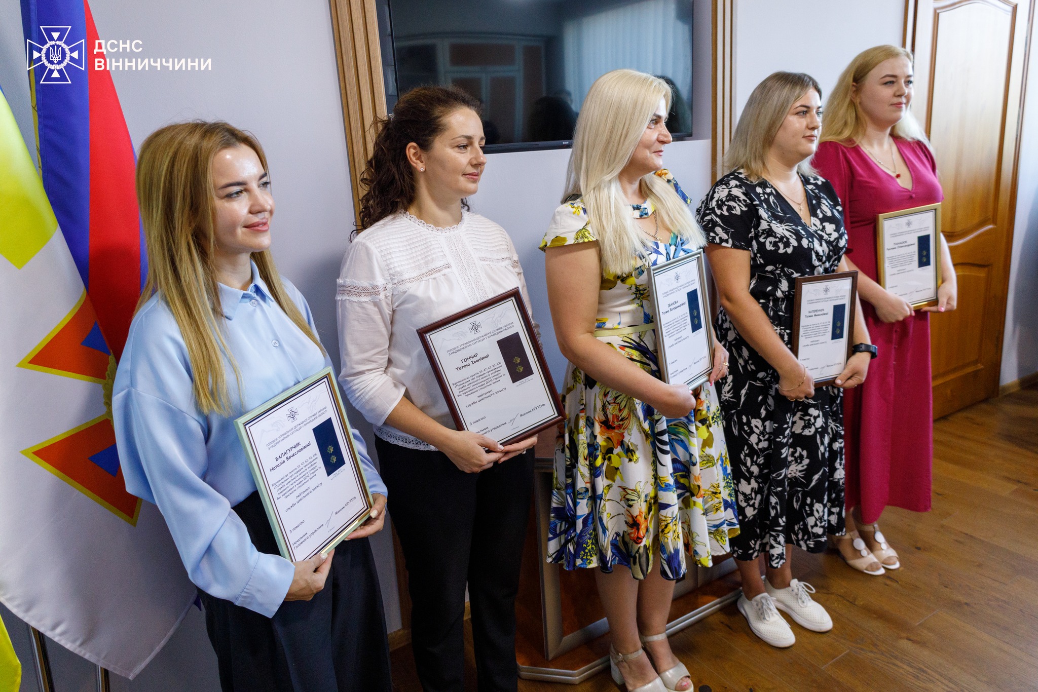 Новини Вінниці / П'ятеро вінницьких рятувальниць отримали погони лейтенантів