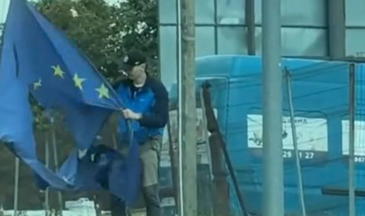 Новини Вінниці / Поліція затримала хлопця, який у Вінниці порізав прапор Євросоюзу 