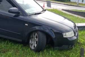Новини Вінниці / У Вінниці Audi вилетів на круговому перехресті на територію інсталяції