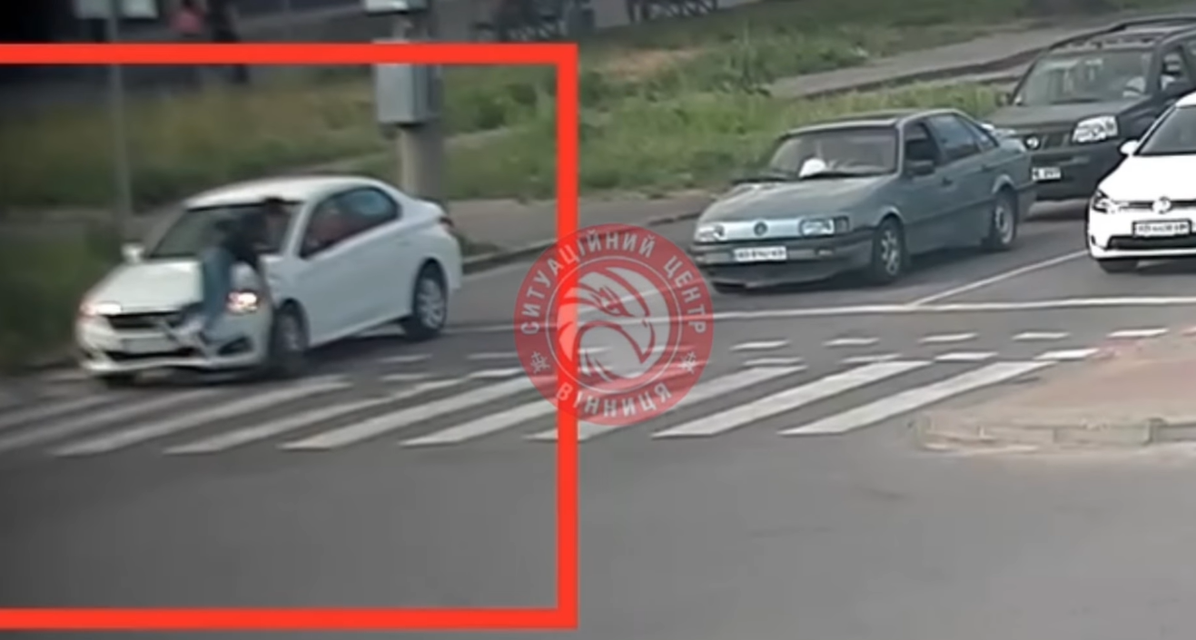 У Вінниці автомобіль Peugeot збив дівчину на електросамокаті / Новости Винницы и области / Інформаційний портал На Париже Новини Вінниці / У Вінниці автомобіль Peugeot збив дівчину на електросамокаті