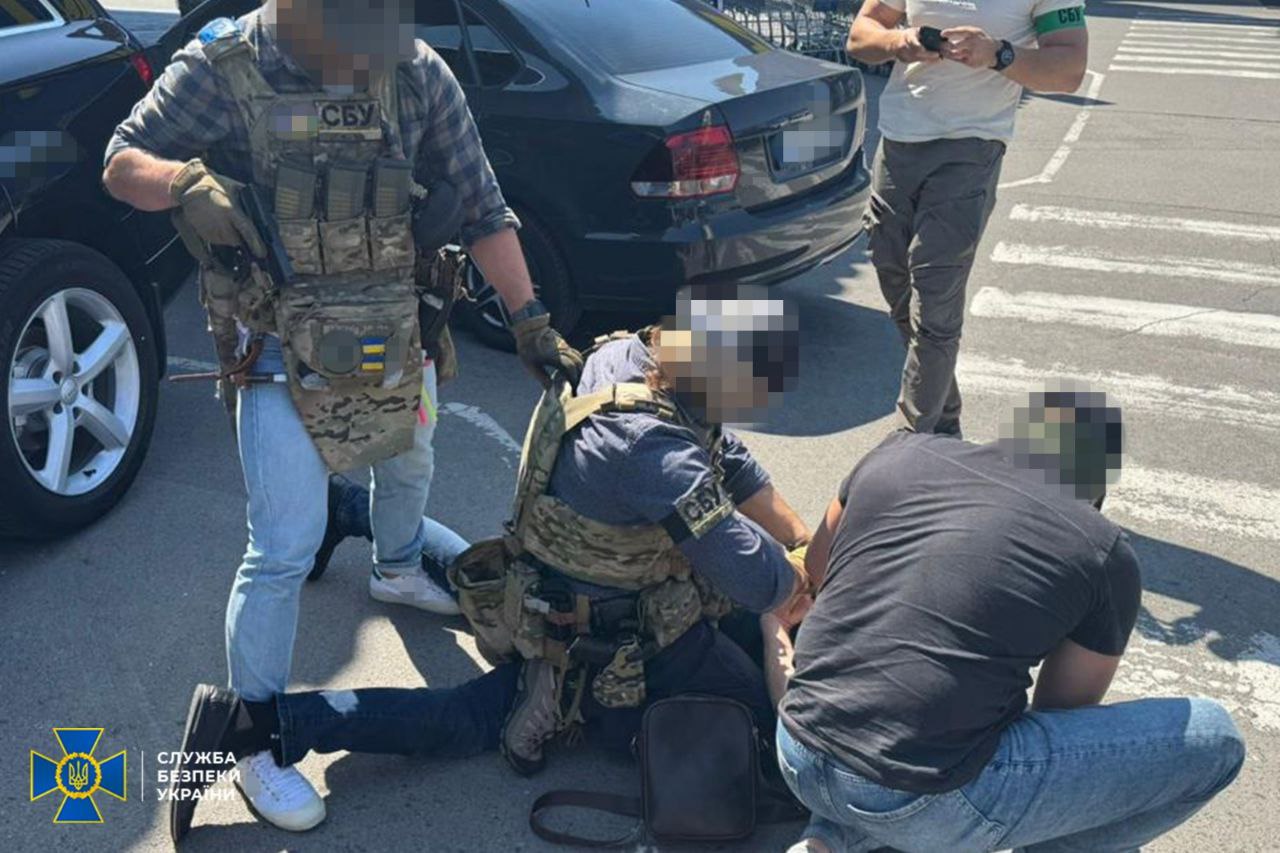 Новини Вінниці / У Вінниці затримали чоловіка, який через родича в ТЦК «списував» призовників з військового обліку