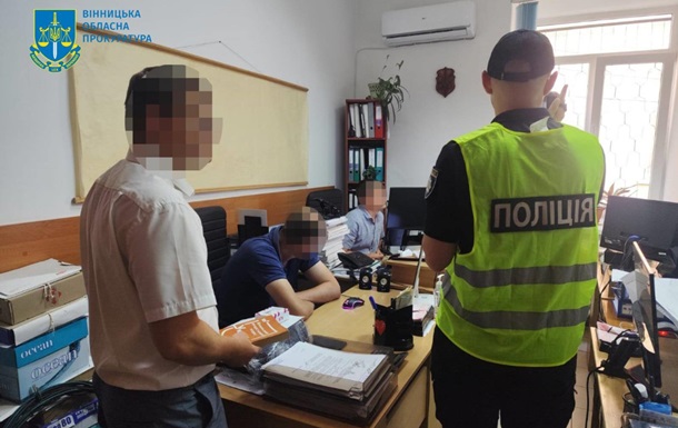 Новини Вінниці / Збитки понад 14,5 млн гривень: на Вінниччині вручили підозру 21 посадовцю 