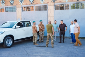 Новини Вінниці / Морпіхи 37-ї бригади отримали від Вінниці два позашляховики