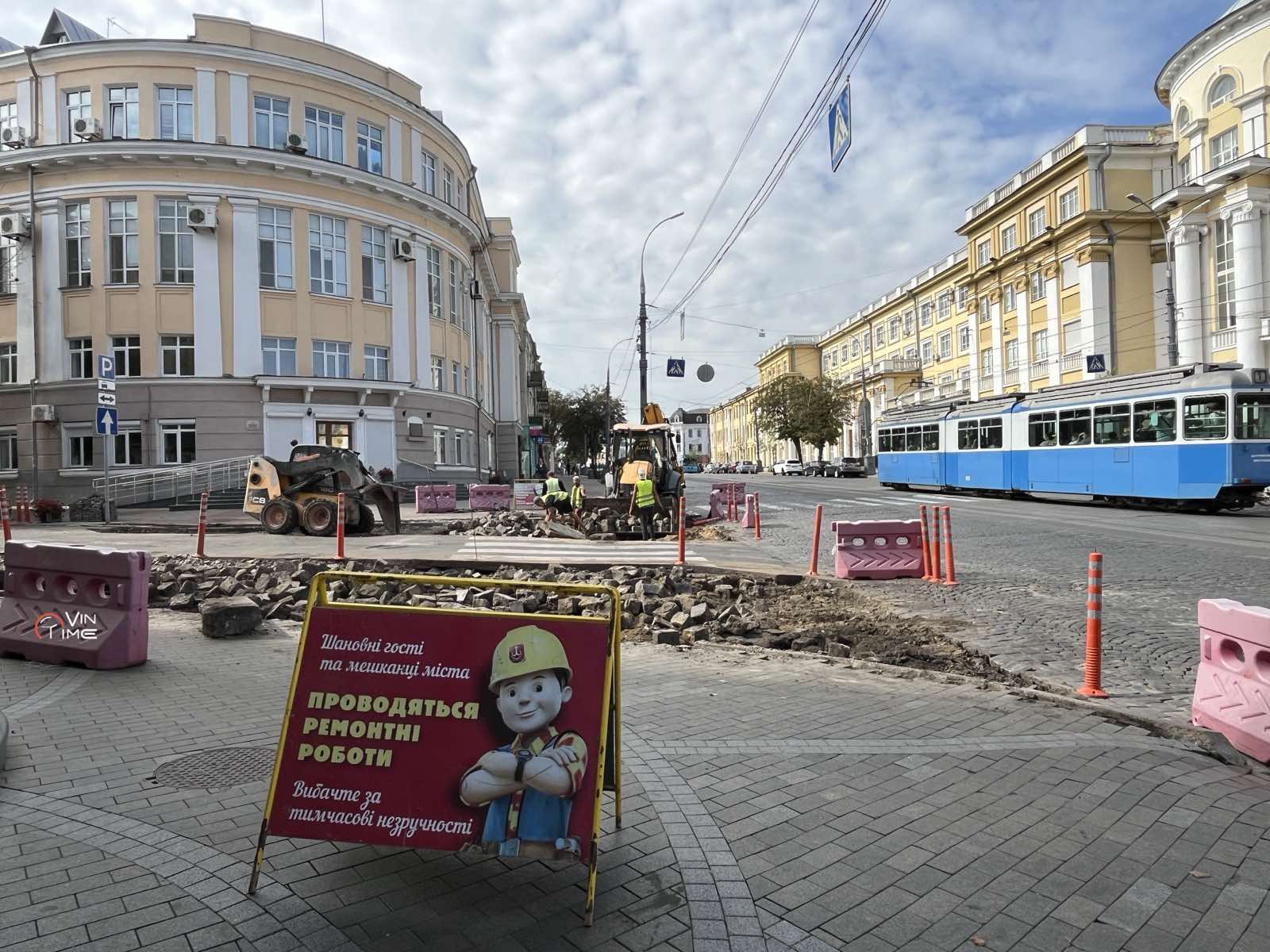 Новини Вінниці / Тактильні смуги та пониження: у Вінниці будують комфортні перехрестя для маломобільних груп