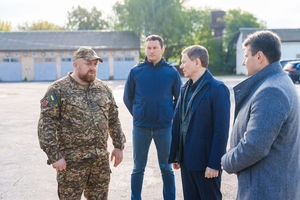Новини Вінниці / Вінниця передала бійцям 14-ї бригади НГУ «Червона Калина» чотири пікапи