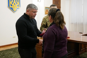 Новини Вінниці / На Вінниччині вшанували пам'ять Героїв: родинам полеглих Захисників вручили посмертні ордени «За мужність»
