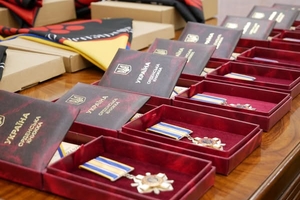 Новини Вінниці / На Вінниччині вшанували пам'ять Героїв: родинам полеглих Захисників вручили посмертні ордени «За мужність»
