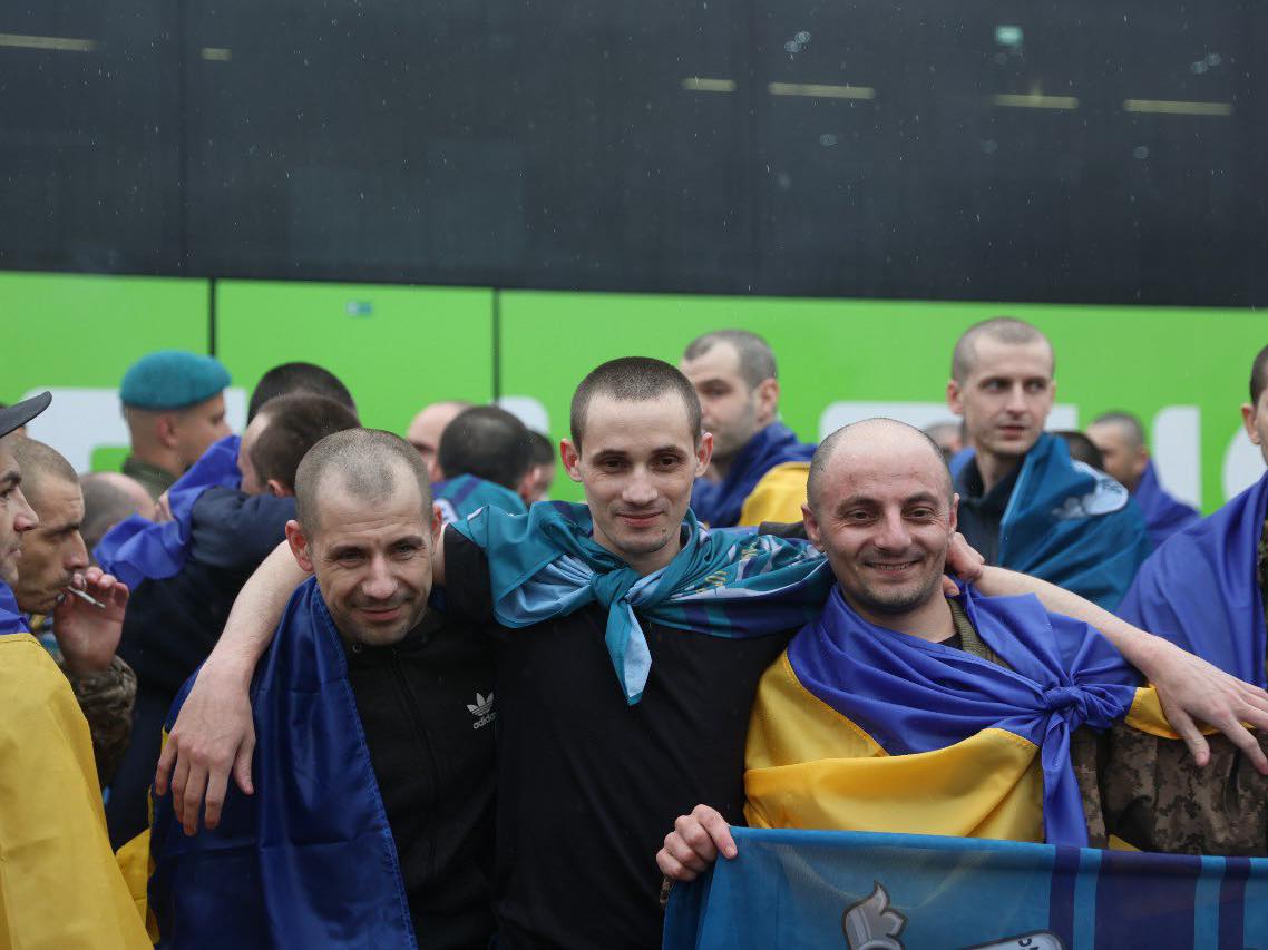Новини Вінниці / Троє військових з Вінничиини сьогодні повернулися додому із трирічного полону