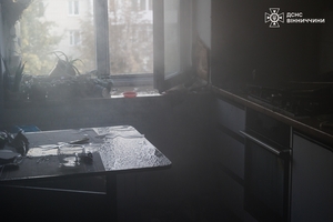 Новини Вінниці / У Вінниці рятувальники евакуювали дитину під час пожежі в багатоповерхівці
