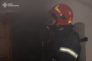 Новини Вінниці / У Вінниці рятувальники евакуювали дитину під час пожежі в багатоповерхівці
