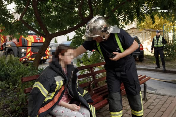 Новини Вінниці / У Вінниці рятувальники евакуювали дитину під час пожежі в багатоповерхівці