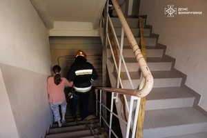 Новини Вінниці / У Вінниці рятувальники евакуювали дитину під час пожежі в багатоповерхівці