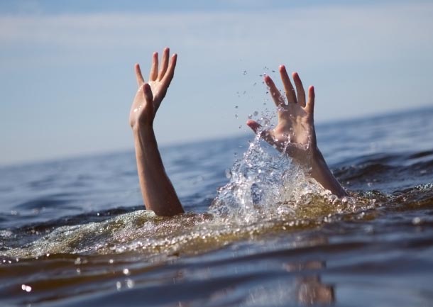 Патрульні Хмільника врятували дівчину з води / Новости Винницы и области / Інформаційний портал На Париже Новини Вінниці / Патрульні Хмільника врятували дівчину з води