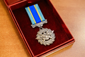 Новини Вінниці / У Вінниці дружині полеглого Захисника передали посмертну медаль