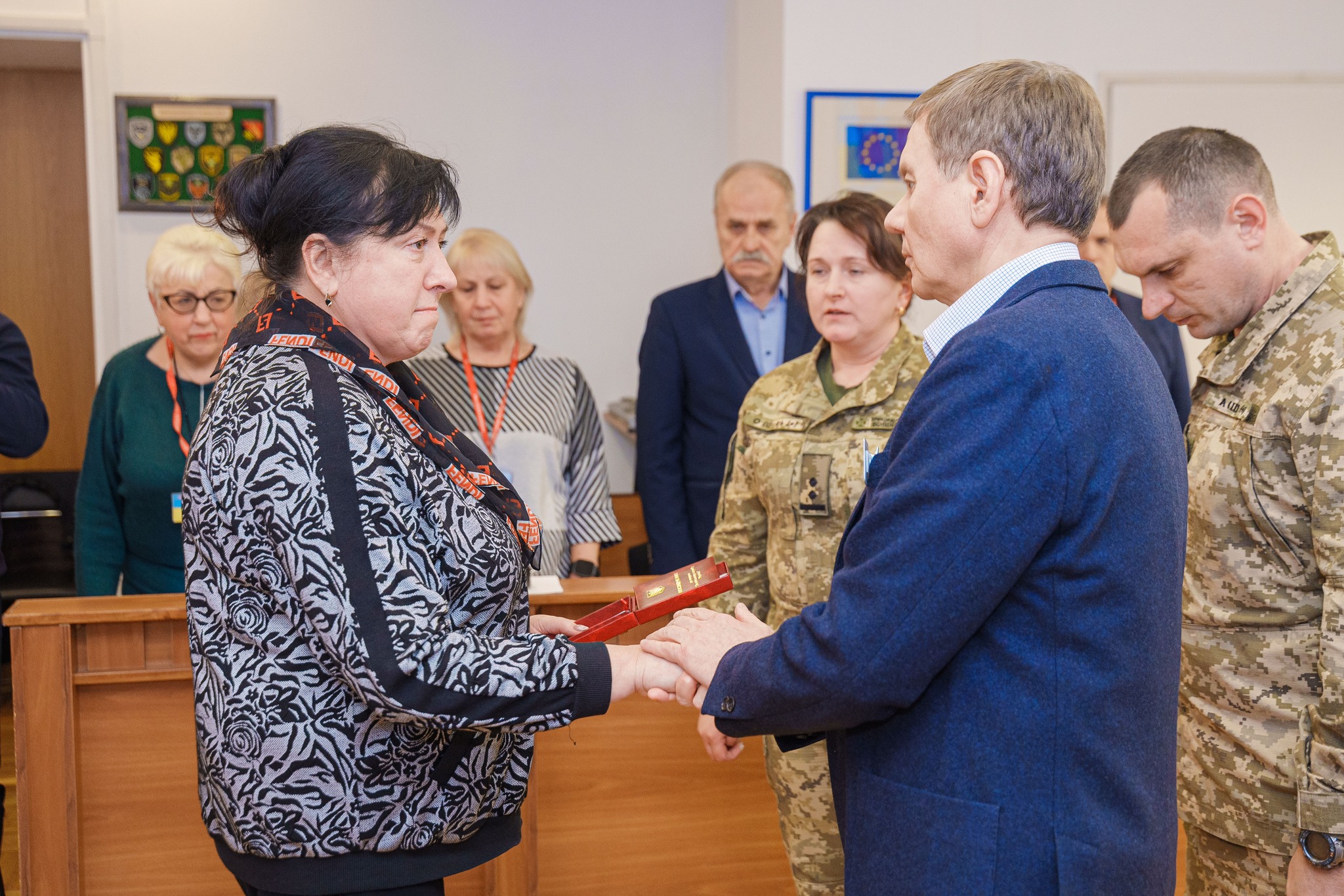 Новини Вінниці / У Вінниці дружині полеглого Захисника передали посмертну медаль