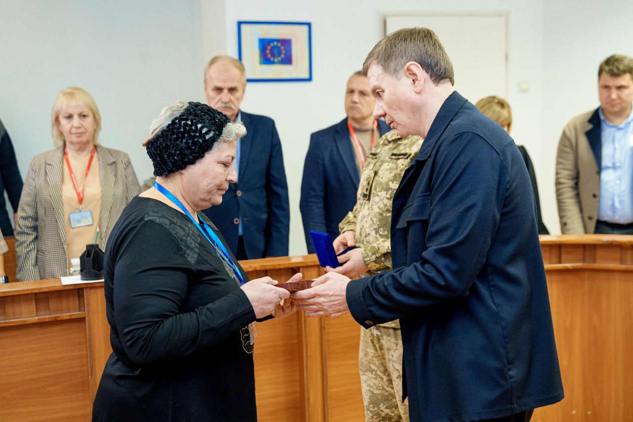 У Вінниці матері полеглого захисника вручили орден та почесну відзнаку / Новости Винницы и области / Інформаційний портал На Париже Новини Вінниці / У Вінниці матері полеглого захисника вручили орден та почесну відзнаку