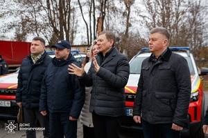 Новини Вінниці / Вінниця передала п'ять позашляховиків для офіцерів-рятувальників 