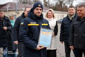 Новини Вінниці / Вінниця передала п'ять позашляховиків для офіцерів-рятувальників 