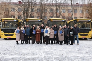 Новости Винницы и области / Дев’ять громад Вінниччини отримали 11 нових шкільних автобусів / Інформаційний портал На Париже Новини Вінниці / Дев’ять громад Вінниччини отримали 11 нових шкільних автобусів