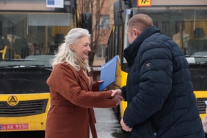 Новости Винницы и области / Дев’ять громад Вінниччини отримали 11 нових шкільних автобусів / Інформаційний портал На Париже Новини Вінниці / Дев’ять громад Вінниччини отримали 11 нових шкільних автобусів