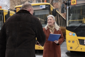 Новости Винницы и области / Дев’ять громад Вінниччини отримали 11 нових шкільних автобусів / Інформаційний портал На Париже Новини Вінниці / Дев’ять громад Вінниччини отримали 11 нових шкільних автобусів