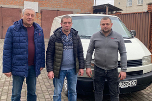 Новини Вінниці / Фермер із Уланова передав медичному батальйону авто, а Хмільницька громада – гуманітарну допомогу